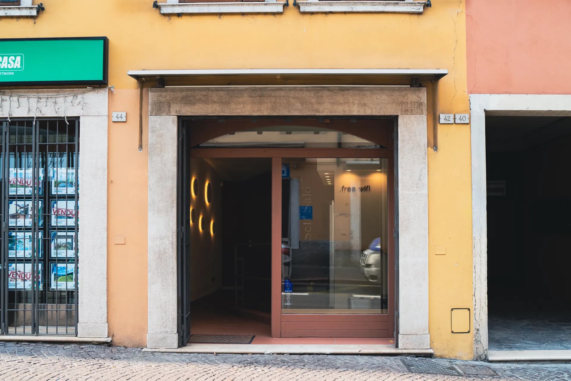 la vetrina — via garibaldi 40/42